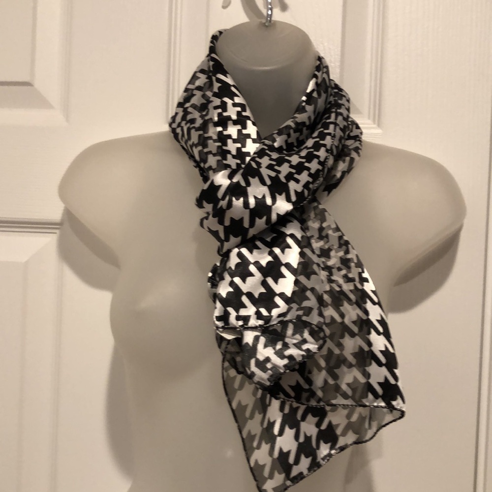 VTG Timeless Black & White Houndstooth Pattern Shimmery Oblong Scarf.